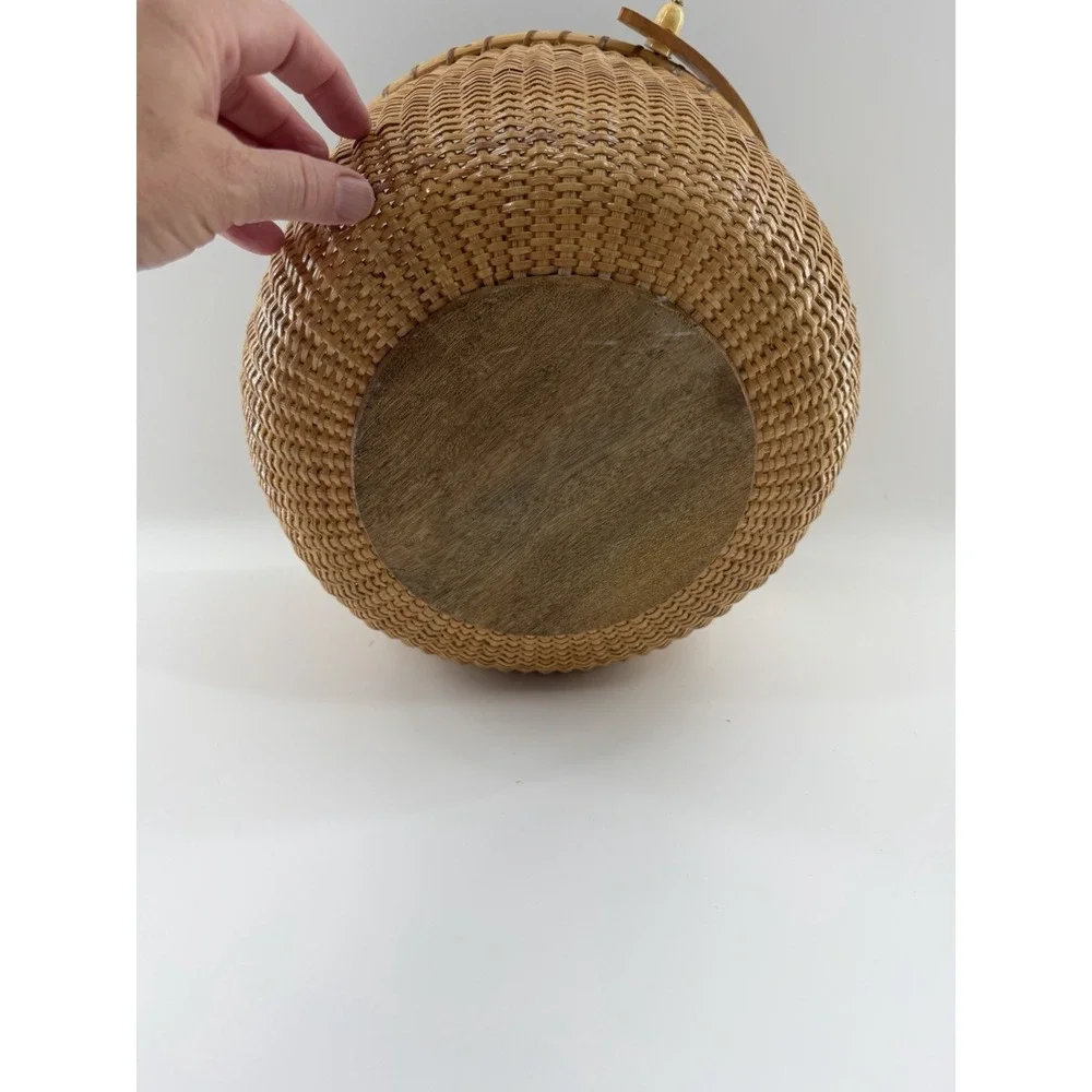 Nantucket Lighthouse Style Basket Woven Wooden Swing Handled Round 10